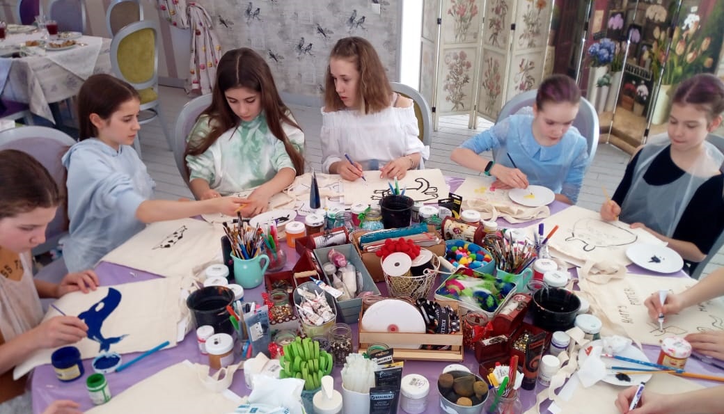 Выездной мастер-класс по росписи шопперов на мероприятие в Москве